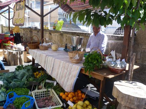 No mercadinho rural existem várias barraquinhas incluindo a das frutas e legumes. Da nossa horta tivemos à venda couves, alfaces, salsa, espinafres e batatas! 
Um sucesso!